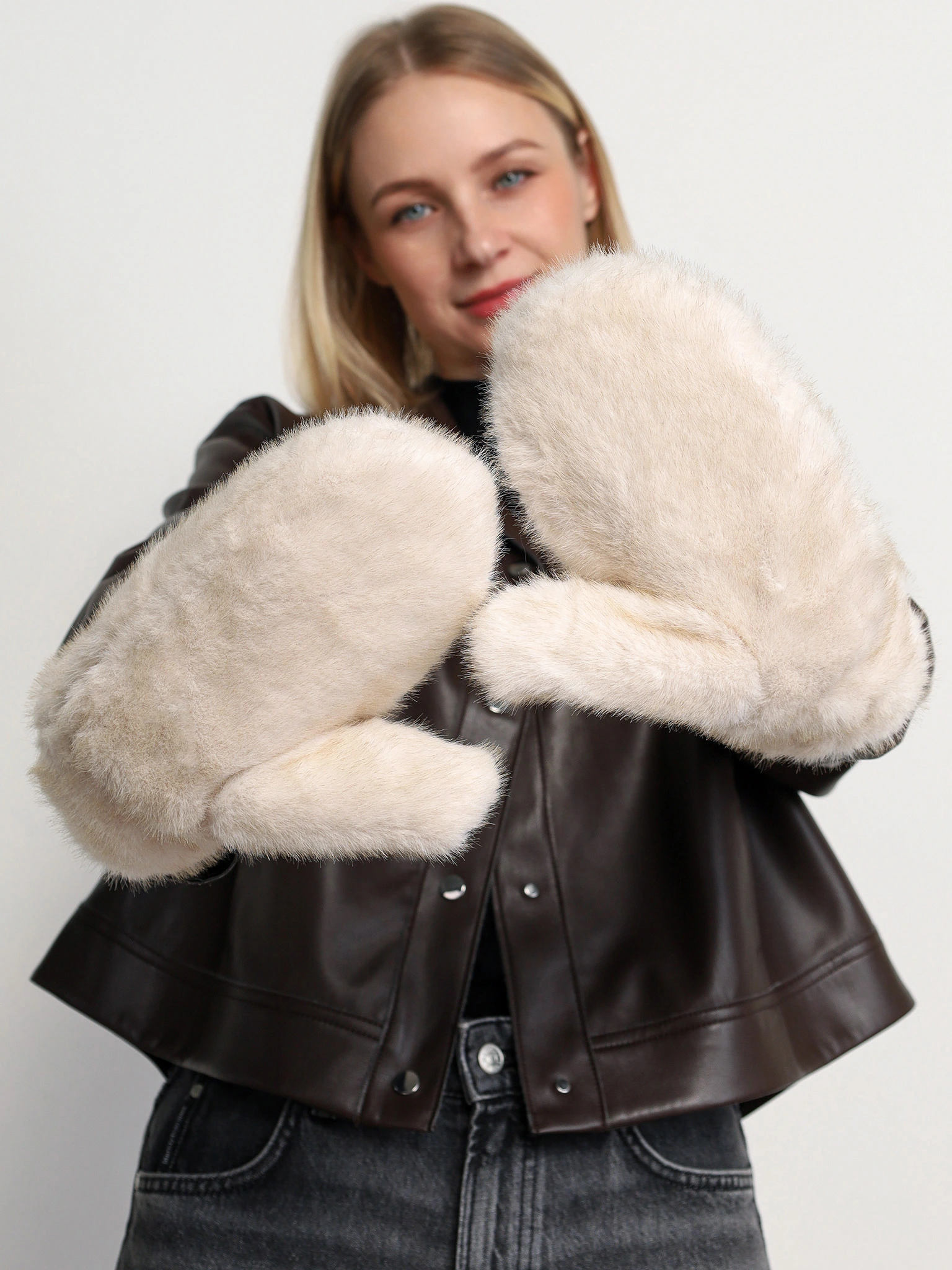 Варежки из искусственного меха в ассортименте